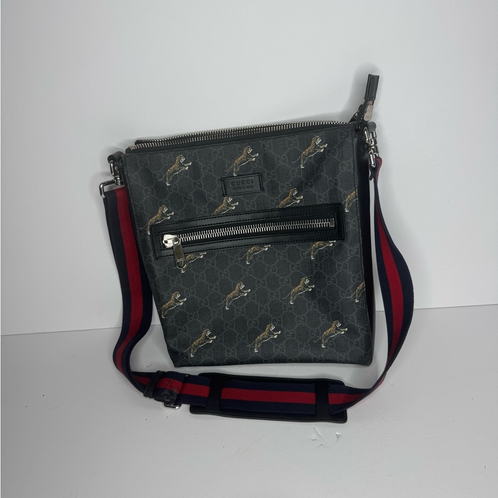 Gucci GG Supreme Tiger Messenger